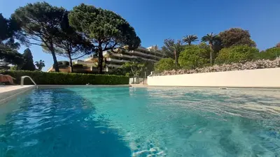 Piscine de l'établissement Le Château de la Pinède - début Cap d'Antibes - garden flat, swimming pool, tennis ou située à proximité