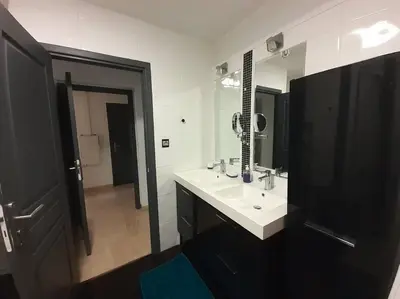 Salle de bains dans l'établissement Bel appartement à côté des plages 2 à 5 Personnes