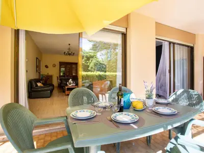 Coin salon dans l'établissement Apartment Marines de Villeneuve by Interhome