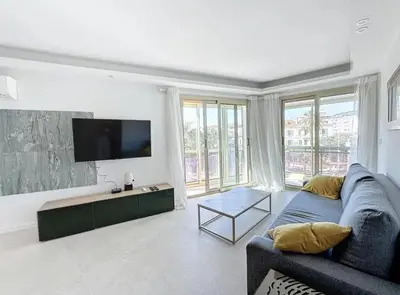 Télévision ou salle de divertissement dans l'établissement Modern 2 Bedroom in the Heart of Cannes
