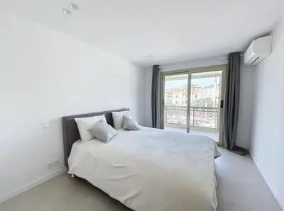 Un ou plusieurs lits dans un hébergement de l'établissement Modern 2 Bedroom in the Heart of Cannes