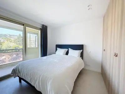 Un ou plusieurs lits dans un hébergement de l'établissement Modern 2 Bedroom in the Heart of Cannes