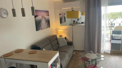 Cuisine ou kitchenette dans l'établissement Joli studio vue mer, piscine, Tennis, Parking