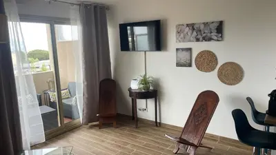 Télévision ou salle de divertissement dans l'établissement Joli studio vue mer, piscine, Tennis, Parking