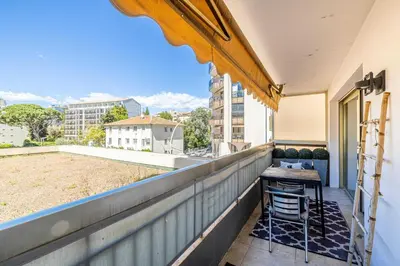 Balcon ou terrasse dans l'établissement Bright apartment near the Croisette - Cannes