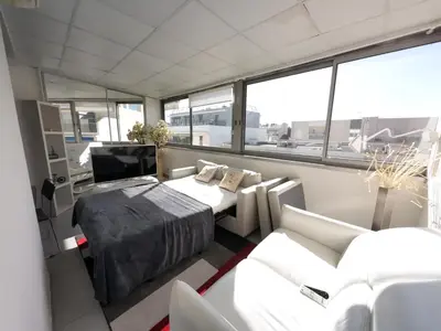 Un ou plusieurs lits dans un hébergement de l'établissement Palais Porte de France Apartment With Air conditionner