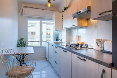 Cuisine ou kitchenette dans l'établissement L'épurée, centre ville, 150m de la plage