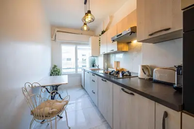 Cuisine ou kitchenette dans l'établissement L'épurée, centre ville, 150m de la plage