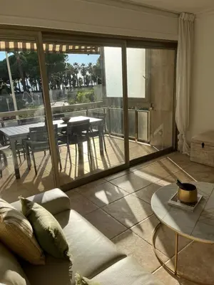 Coin salon dans l'établissement Cannes Palm Beach
