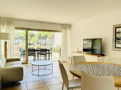 Télévision ou salle de divertissement dans l'établissement Cannes Palm Beach