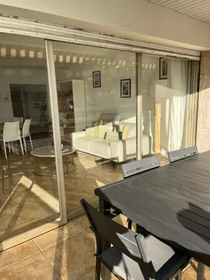 Coin salon dans l'établissement Cannes Palm Beach