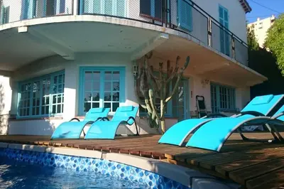 Piscine de l'établissement Villa de charme 5 pièces vue mer ou située à proximité