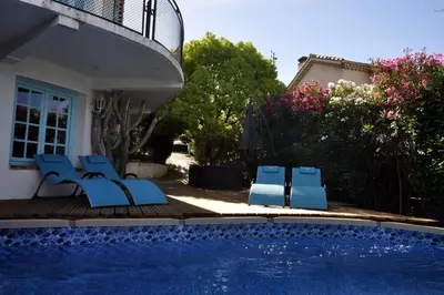 Piscine de l'établissement Villa de charme 5 pièces vue mer ou située à proximité