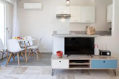 Cuisine ou kitchenette dans l'établissement Studio Antibes 5min Train Station & Sea - AC & Balcony