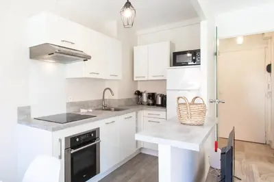 Cuisine ou kitchenette dans l'établissement Studio Antibes 5min Train Station & Sea - AC & Balcony