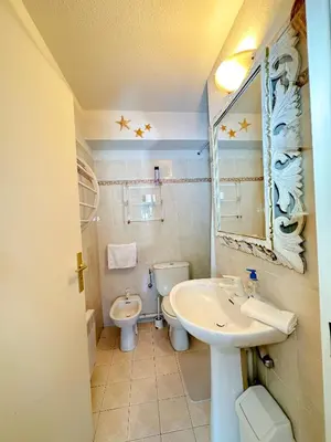 Salle de bains dans l'établissement Charming Apartment in Cannes 10-min to beach