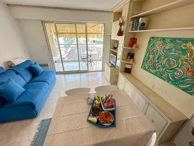 Coin salon dans l'établissement Charming Apartment in Cannes 10-min to beach
