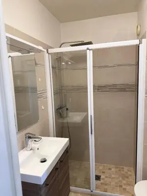Salle de bains dans l'établissement Dernier étage vue mer avec parking et piscine