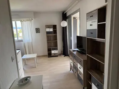 Télévision ou salle de divertissement dans l'établissement Dernier étage vue mer avec parking et piscine