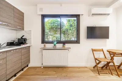 Cuisine ou kitchenette dans l'établissement 4 BARON - Spacieux studio rénové quartier des Anglais