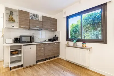 Cuisine ou kitchenette dans l'établissement 4 BARON - Spacieux studio rénové quartier des Anglais