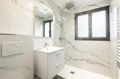Salle de bains dans l'établissement 4 BARON - Spacieux studio rénové quartier des Anglais