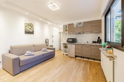 Cuisine ou kitchenette dans l'établissement 4 BARON - Spacieux studio rénové quartier des Anglais