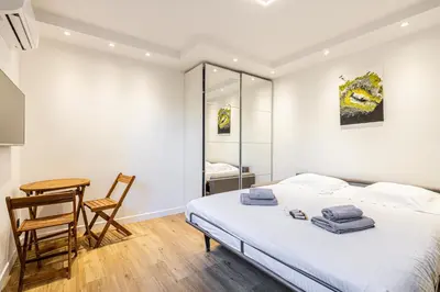Un ou plusieurs lits dans un hébergement de l'établissement 4 BARON - Spacieux studio rénové quartier des Anglais