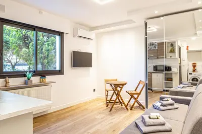 Cuisine ou kitchenette dans l'établissement 4 BARON - Spacieux studio rénové quartier des Anglais