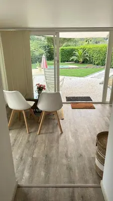 Coin salon dans l'établissement Meublé 2P 40 m2 dans villa avec piscine à Vallauris, 4 km de la mer