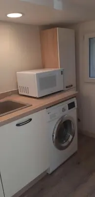 Cuisine ou kitchenette dans l'établissement Meublé 2P 40 m2 dans villa avec piscine à Vallauris, 4 km de la mer