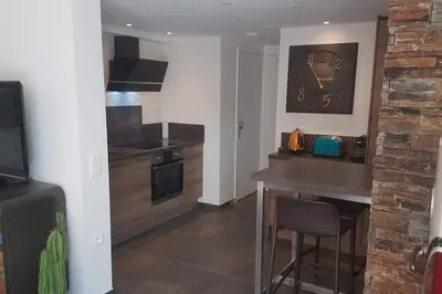 Cuisine ou kitchenette dans l'établissement Appartement 2 Pièces proche mer calme dans villa