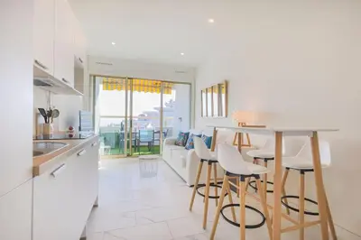 Cuisine ou kitchenette dans l'établissement 2 Pièces Vue Mer Panoramique à 5 min des plages