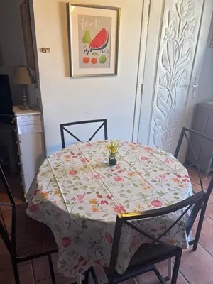 Coin salon dans l'établissement studio avec chambre en mezzanine