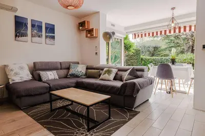 Coin salon dans l'établissement Marina Rey - Apt pour 4 à 400m des plages Côte d'Azur