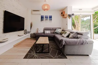 Télévision ou salle de divertissement dans l'établissement Marina Rey - Apt pour 4 à 400m des plages Côte d'Azur