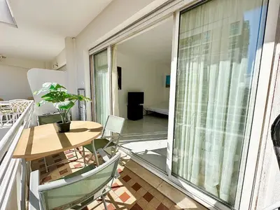 Balcon ou terrasse dans l'établissement Alexendre 3 Elégant Studio Centre Cannes proche Palais des festivals