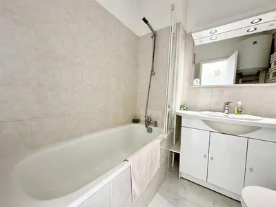 Salle de bains dans l'établissement Alexendre 3 Elégant Studio Centre Cannes proche Palais des festivals