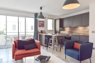 Cuisine ou kitchenette dans l'établissement Modern apartment with swimming pool