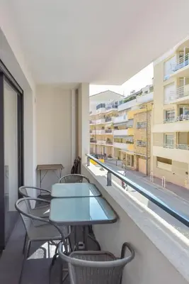 Balcon ou terrasse dans l'établissement Modern apartment with swimming pool