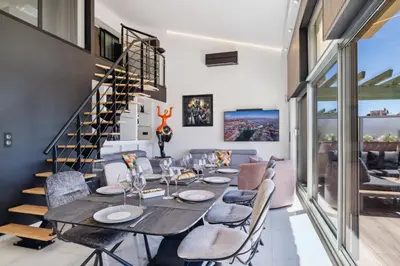 Coin salon dans l'établissement DUPLEX VILLA LES PINS 89m2 et terrasse 30m2