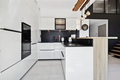 Cuisine ou kitchenette dans l'établissement DUPLEX VILLA LES PINS 89m2 et terrasse 30m2