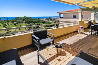 Balcon ou terrasse dans l'établissement DUPLEX VILLA LES PINS 89m2 et terrasse 30m2