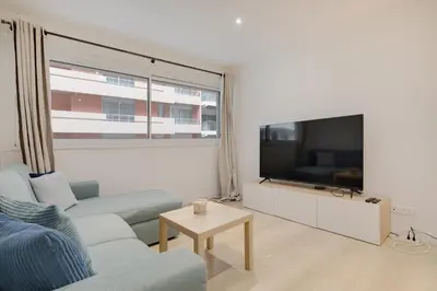 Télévision ou salle de divertissement dans l'établissement Newly renovated charming downtown apartment