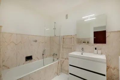 Salle de bains dans l'établissement Newly renovated charming downtown apartment