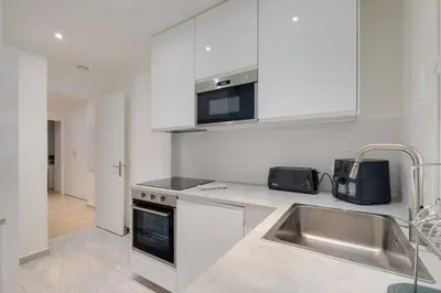Cuisine ou kitchenette dans l'établissement Newly renovated charming downtown apartment