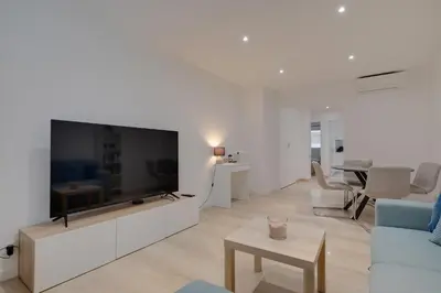 Télévision ou salle de divertissement dans l'établissement Newly renovated charming downtown apartment