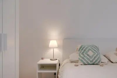 Un ou plusieurs lits dans un hébergement de l'établissement Newly renovated charming downtown apartment
