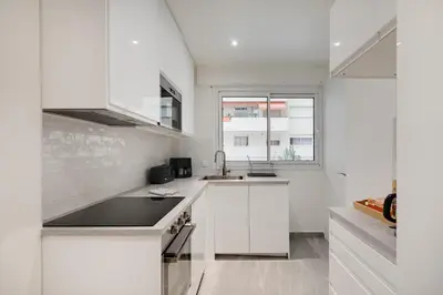 Cuisine ou kitchenette dans l'établissement Newly renovated charming downtown apartment