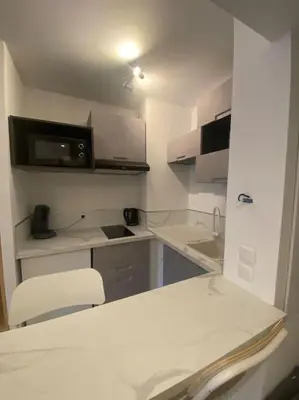 Cuisine ou kitchenette dans l'établissement Appartement neuf Pointe Croisette, 50 m de la mer